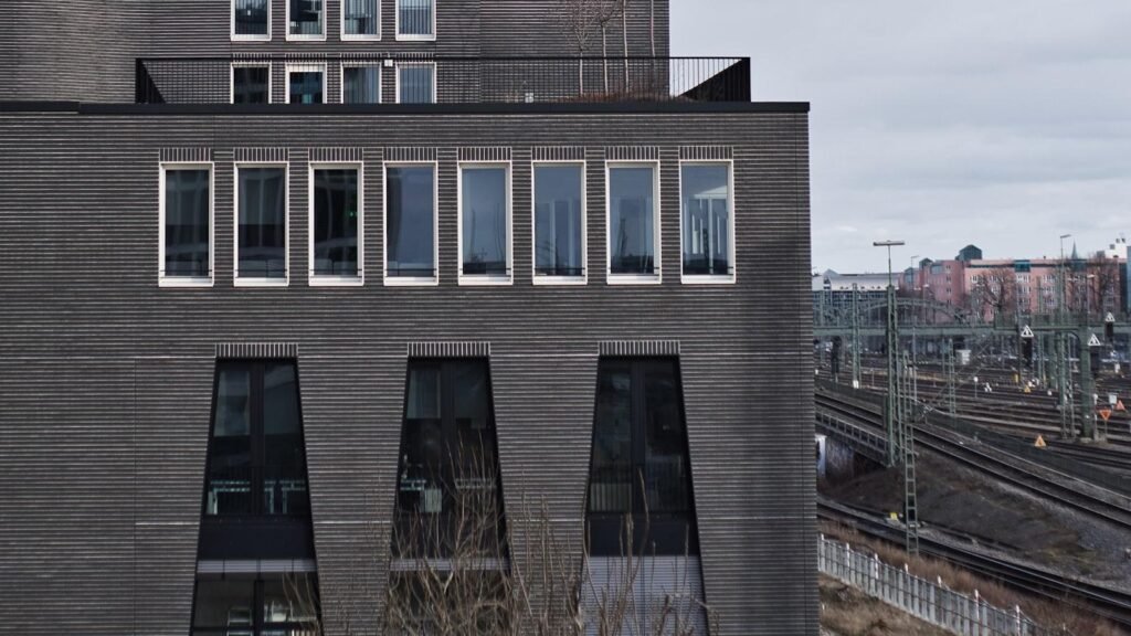 Google te îndeamnă să etichetezi imaginile generate de IA din Merchant Center: Ce înseamnă asta pentru magazinele online?