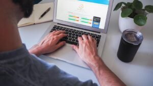 Paradoxul SEO-UX: Cum să obții vizibilitate fără a sacrifica plăcerea utilizatorilor